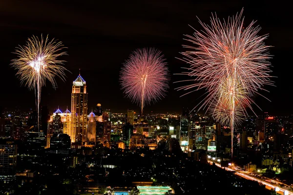 Fuegos artificiales en el centro de la ciudad de Bangkok, Tailandia — Foto de Stock