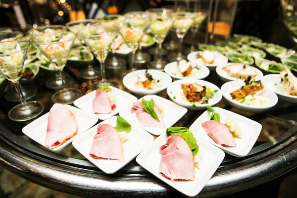 Cocktail avec une variété de desserts et d'aliments décorés en sp Images De Stock Libres De Droits