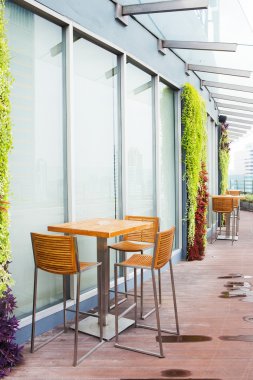 Boş kahve terasında masa ve sandalye