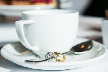 Kahve, tablo kaşık içinde yüzük düğün