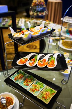 Çeşitli tatlılar ve gıda ile kokteyl partisi sp dekore edilmiştir.