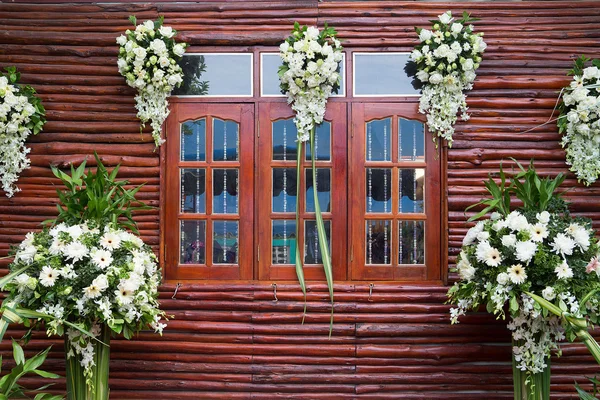 Hochzeitsblumen an der Wand — Stockfoto