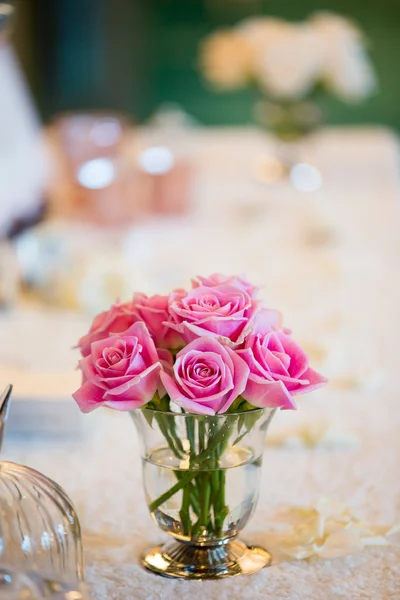 Csokor vázában fa háttér rózsaszín ranunculus — Stock Fotó