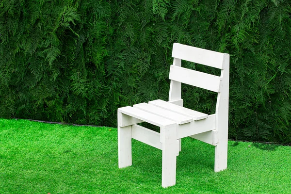Λευκή ξύλινη καρέκλα μαύρη Drop γάμου — Φωτογραφία Αρχείου