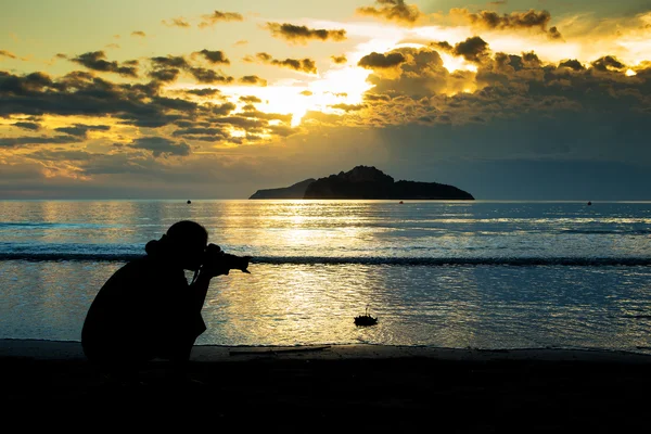 Mujer silueta tiro mar al amanecer . — Foto de Stock