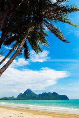 Adası ve deniz gökyüzüne thai Prachuap Khiri Khan