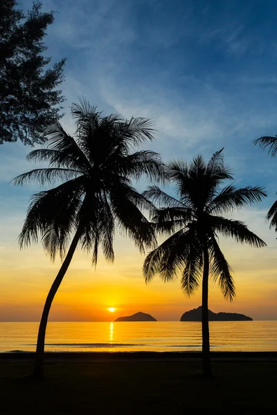 Salida del sol en el mar con islas y cocoteros . — Foto de Stock