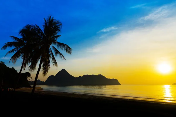 Sunrise at sea with islands and coconut trees. — Stock Photo, Image