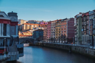 Nehir şehri geçer, Bilbao