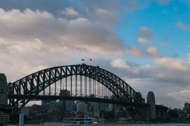Gün batımında Liman Köprüsü, Sydney