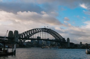 Gün batımında Liman Köprüsü, Sydney