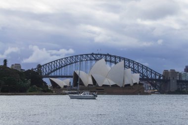 Opera Binası ve Sydney 'nin ufuk çizgisi fırtına bulutları