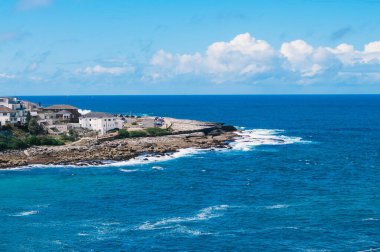 Bondi 'den Bronte Coastal Walk' a. Sydney 'deki Okyanus Pasifik manzarası.