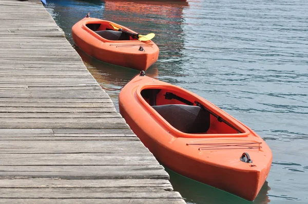 Kayak orange sur le lac — Photo