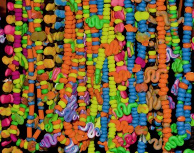 Çok çok renkli boncuklar