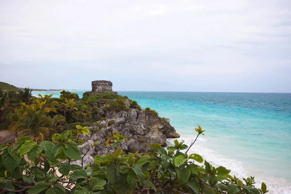 The seaside view of the God of Winds Temple in Tulum, Yucatan, M — Stok fotoğraf