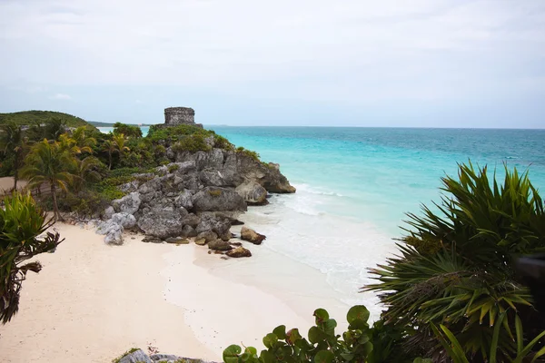 La vue sur la mer du temple du Dieu des vents à Tulum, Yucatan, M — Photo