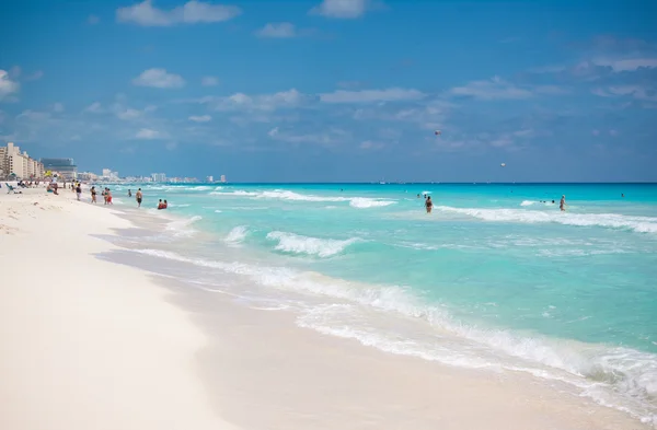 Il panorama della spiaggia di sabbia bianca del Mar dei Caraibi a Cancun Immagini Stock Royalty Free