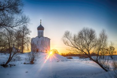 Nerl nehrindeki şefaat kilisesi. Vladimir bölgesi, Rusya 