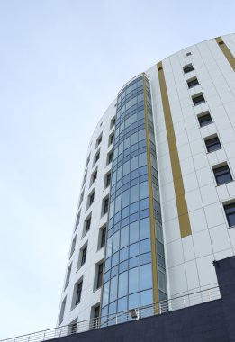 Ofis sabah gökyüzü bir arka plan üzerinde Binası