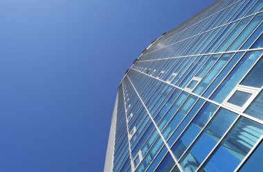 İş Merkezi windows ve mavi gökyüzü