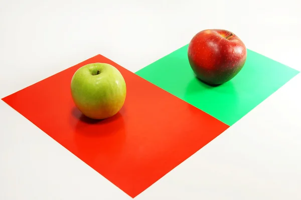 Manzanas verdes y rojas sobre papel coloreado —  Fotos de Stock