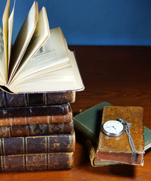 Libros antiguos y el reloj — Foto de Stock