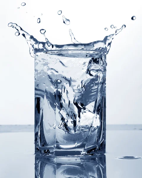 Wasser und Eis im Glas — Stockfoto