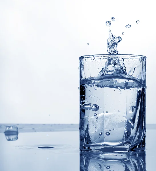 Eau froide fraîche dans un grand verre — Photo