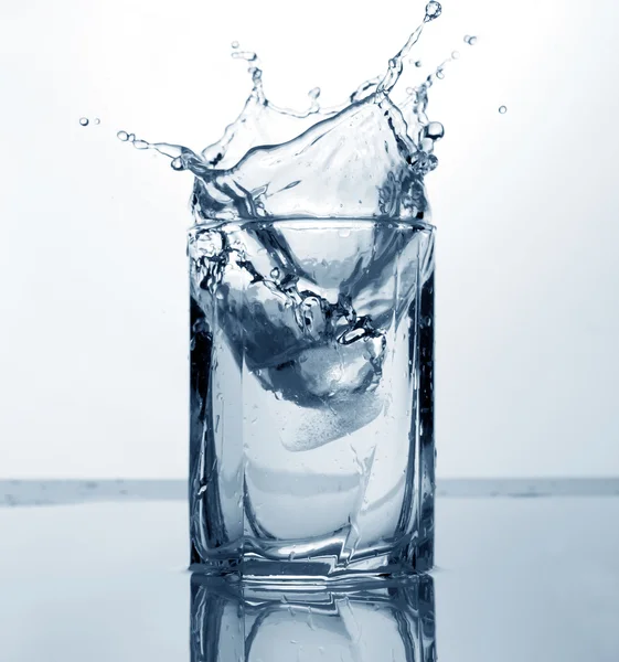 Kristallwasser und Eis im Glas — Stockfoto