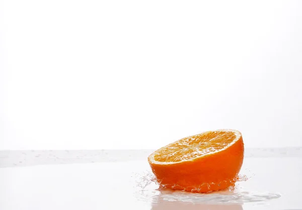 Su sıçrama taze turuncu — Stok fotoğraf