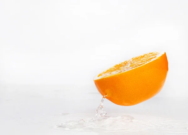 깨끗 한 물으로 수 분이 많은 오렌지 — 스톡 사진