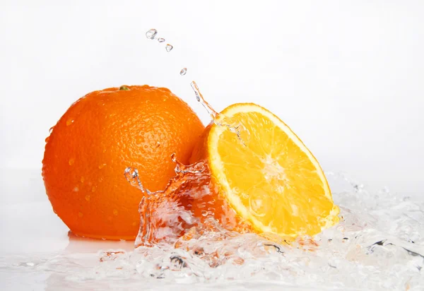 Naranja fresca en spray de agua —  Fotos de Stock