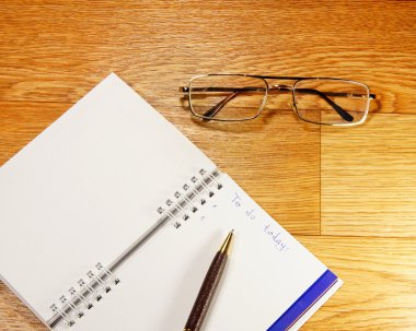 Not defteri ve gözlük 