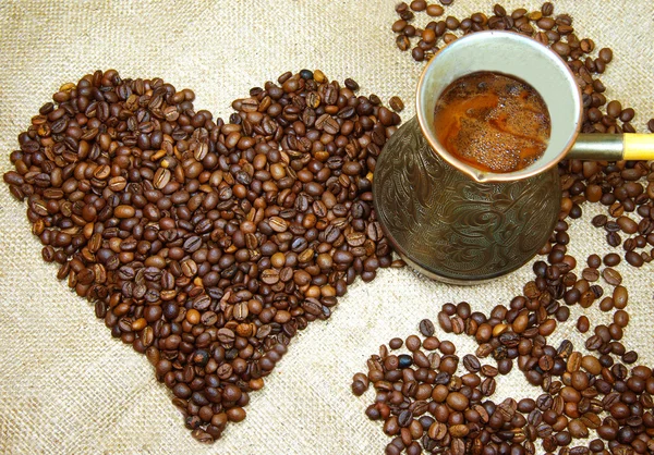 Cezve와 원두 커피의 심장-모양의 패턴 — 스톡 사진