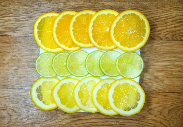 Frutas surtidas en un platillo blanco —  Fotos de Stock