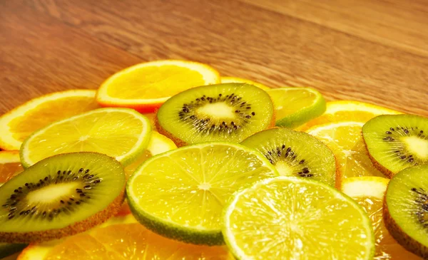 Çeşitli dilim kivi, limon ve portakal — Stok fotoğraf