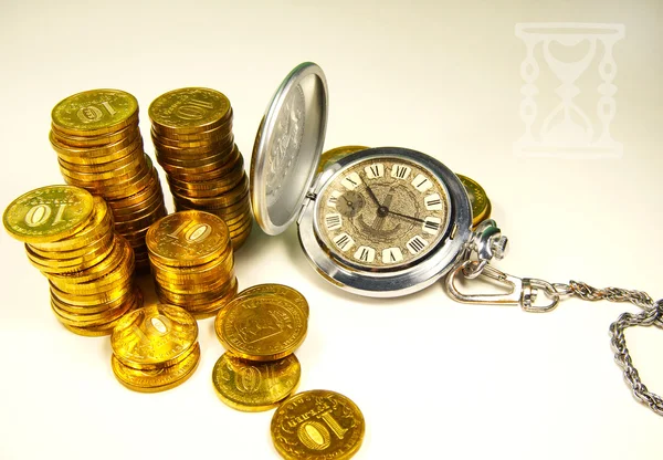 Concepto monedas de rublo con un reloj —  Fotos de Stock