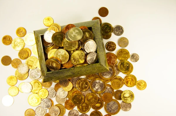 Сундук с монетами — стоковое фото