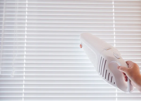 Vacuum cleaner - cleaning window blinds — Stock Photo, Image