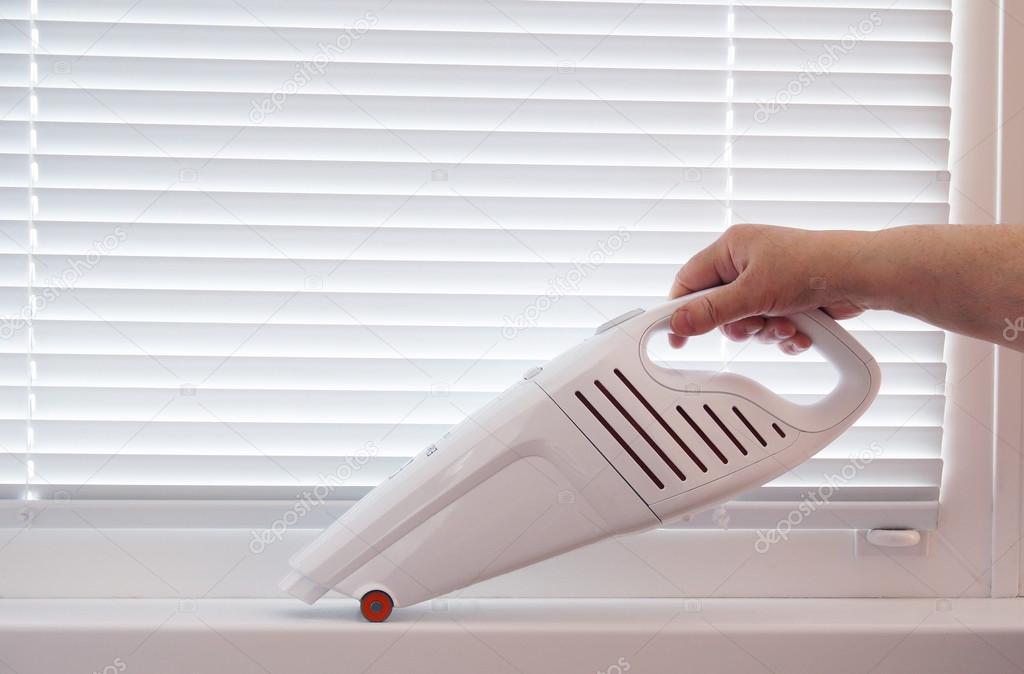 wireless vacuum cleaner - cleaning window blinds