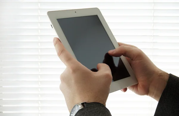 Tablet pc with blank screen in the hands — Stock Photo, Image