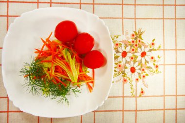 Taze marul ve domates. 