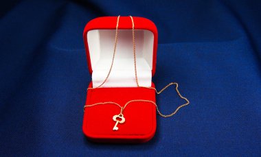 Kırmızı kutusunda anahtar kolye