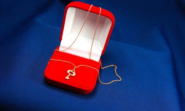 kırmızı bir kutu içinde kolye