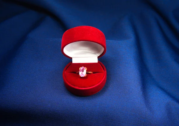 Anel de rubi em caixa vermelha — Fotografia de Stock