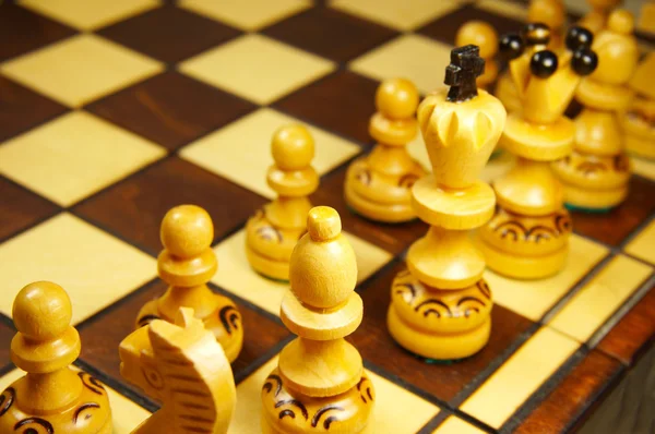 Schachfiguren auf Holzbrett — Stockfoto