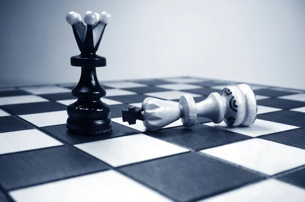 Schachkönigin und gefallener König — Stockfoto