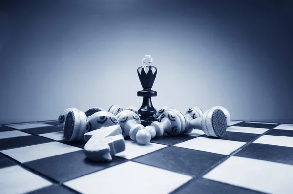 Šachový král a padlých čísel — Stock fotografie