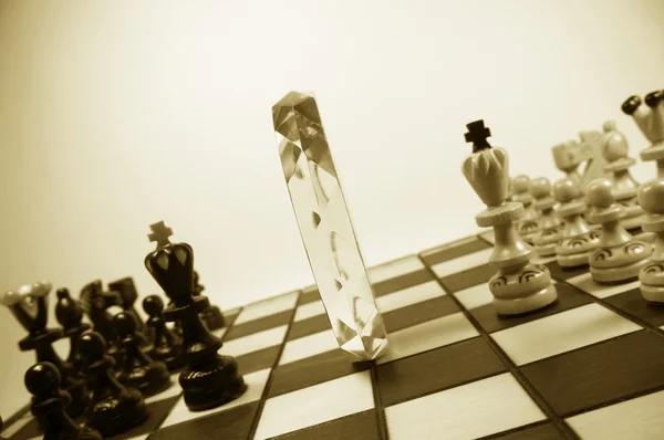 Schachfiguren, getrennt durch Kristallpolyeder — Stockfoto